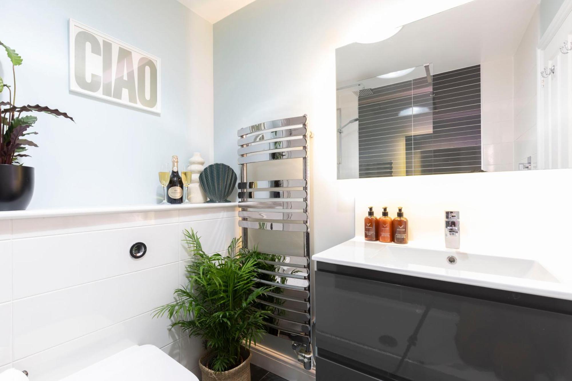 Cosy 2-Bed Apartment In Tivoli Челтнем Екстер'єр фото