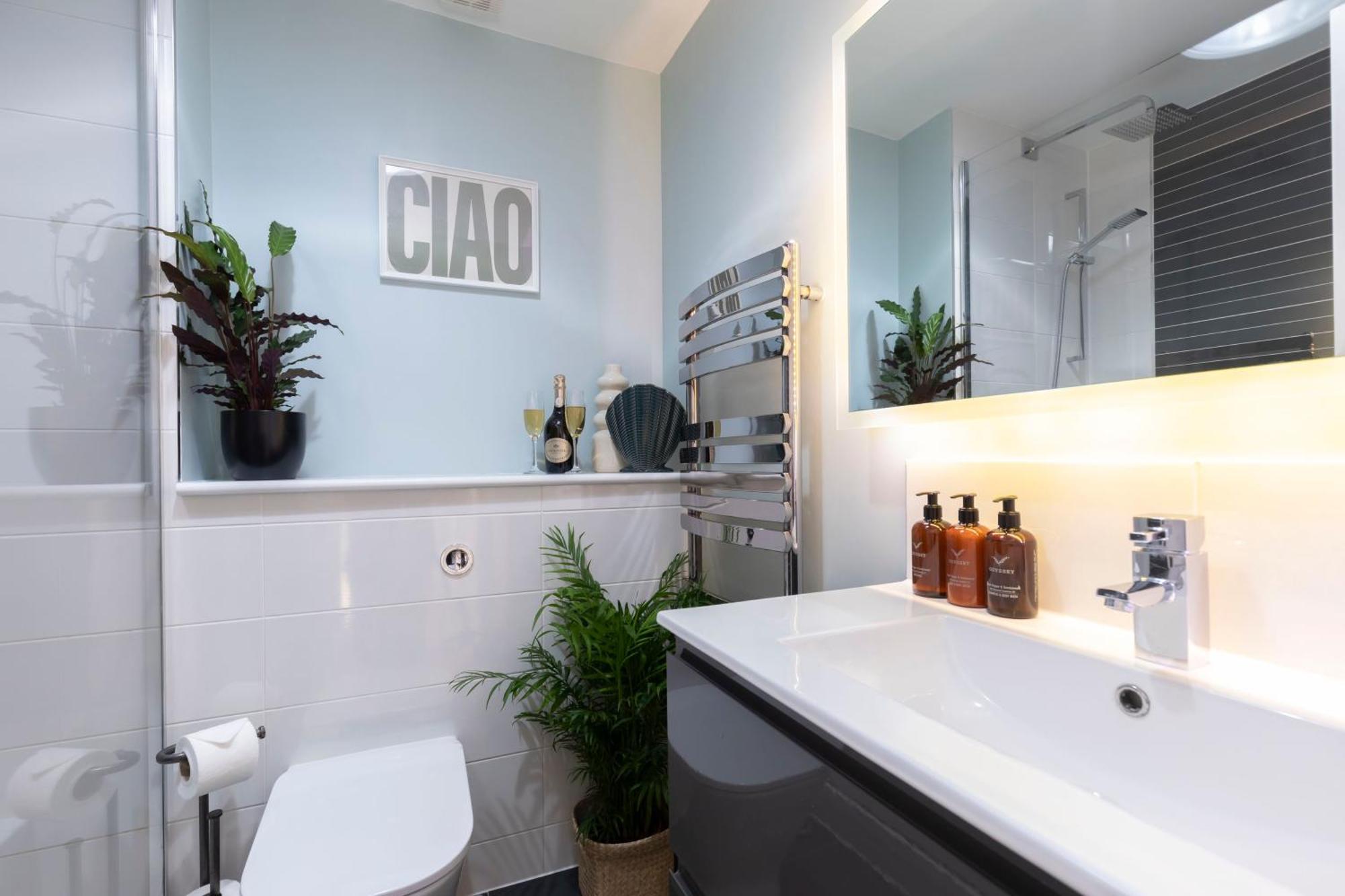 Cosy 2-Bed Apartment In Tivoli Челтнем Екстер'єр фото
